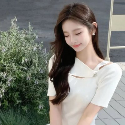 在深灰色的箱子中